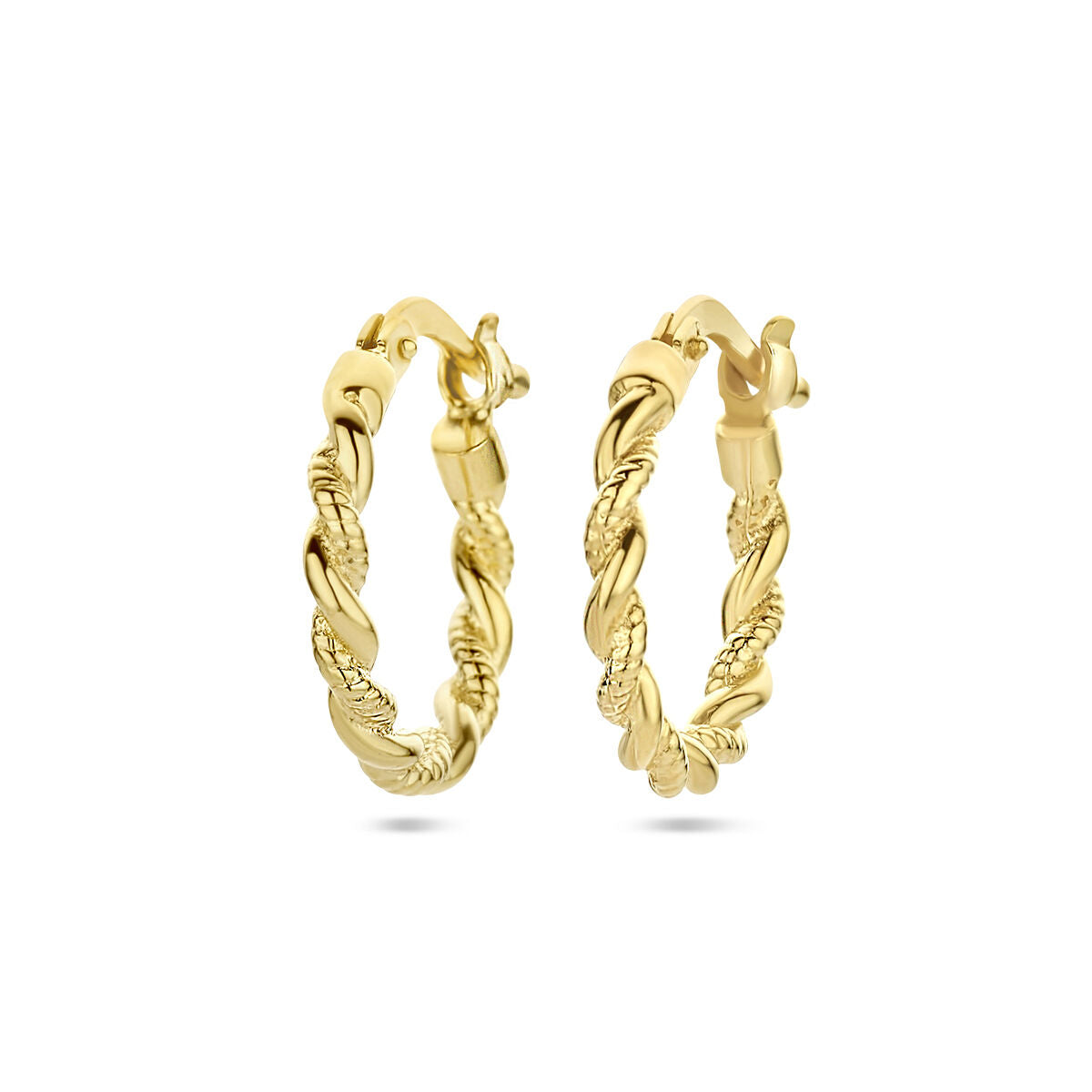 Aros de oro amarillo con diseño de tubo retorcido y acabado brillante.