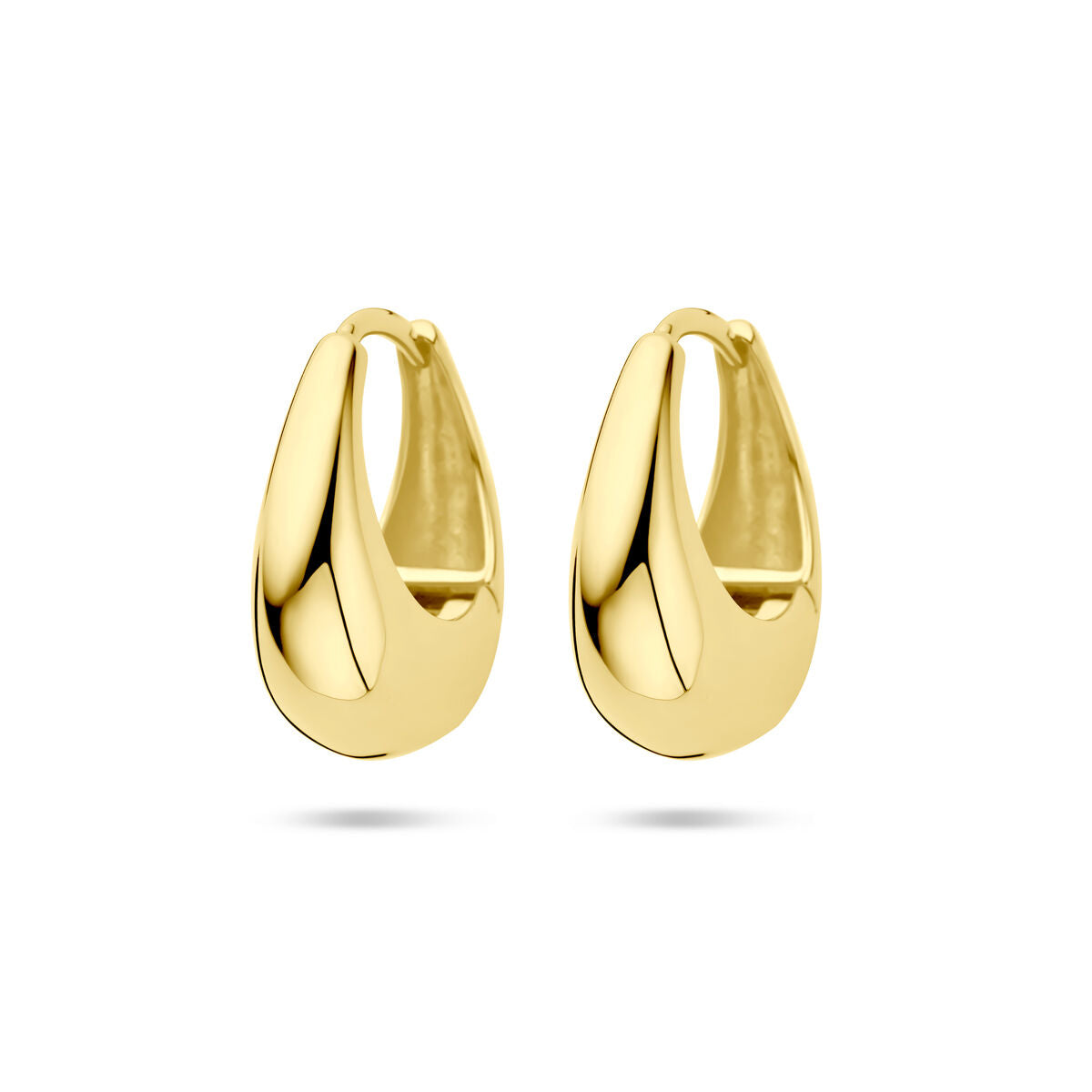 Pendientes de aro de 19 mm, en plata bañada en oro amarillo, con forma ovalada y pulido brillante.