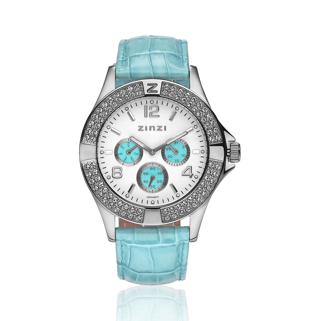 Het Zinzi Zilverkleurig Horloge Staal Uno8 valt op door zijn zilveren kast en sprankelende bezel. De witte wijzerplaat, verrijkt met turquoise accenten, heeft drie mini turquoise wijzerplaten en opvallende cijfers. Gecombineerd met een lichtblauwe band met krokodillenmotief is dit Zinzi horloge een stijlvolle statement op elke pols.