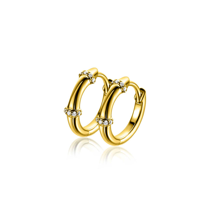 Zinzi oorbellen zilver ZIO2687Y: elegante hoepeloorbellen met subtiele fonkelende steentjes, gepresenteerd op een witte achtergrond. Combineer deze Zinzi oorbellen voor een stijlvolle en chique uitstraling.