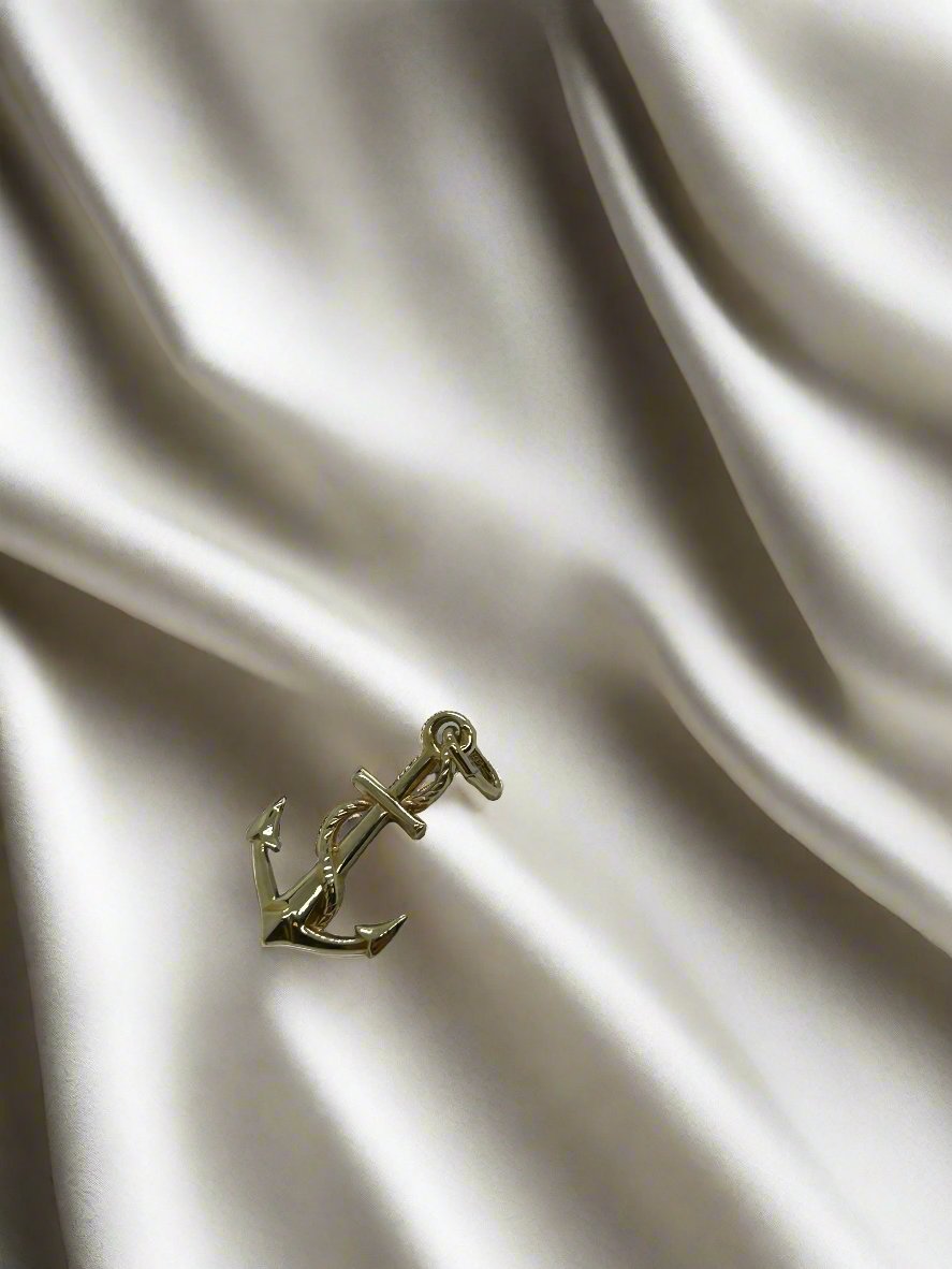Colgante vintage de ancla en oro de 14k, con un peso de 0.9 gramos.