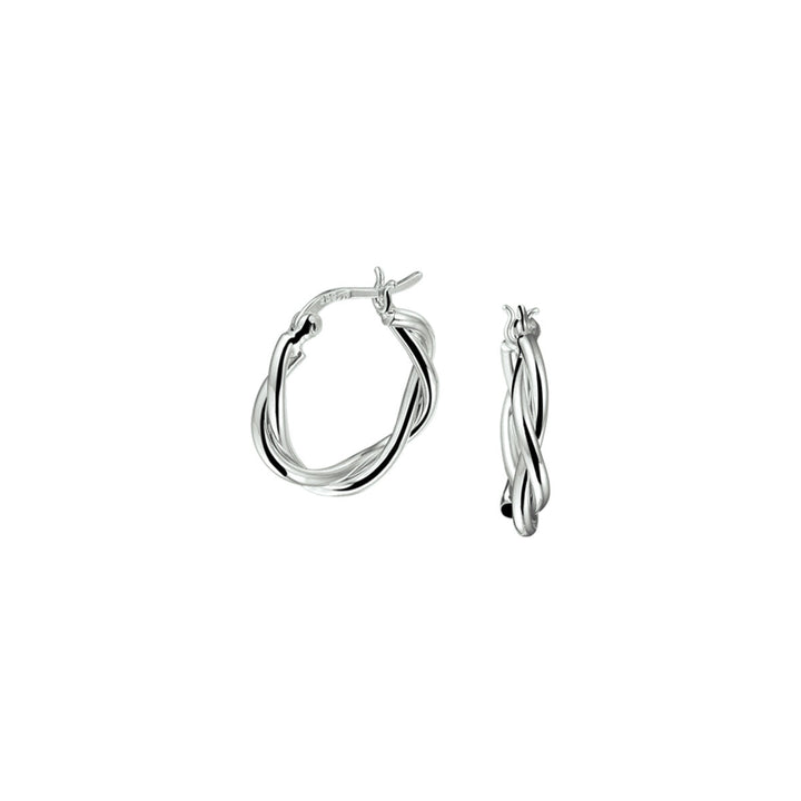 Een paar Van der Kooij Collectie oorringen gedraaide buis zilver gerhodineerd met een elegant gedraaid ontwerp en scharniersluiting, getoond op een witte achtergrond.