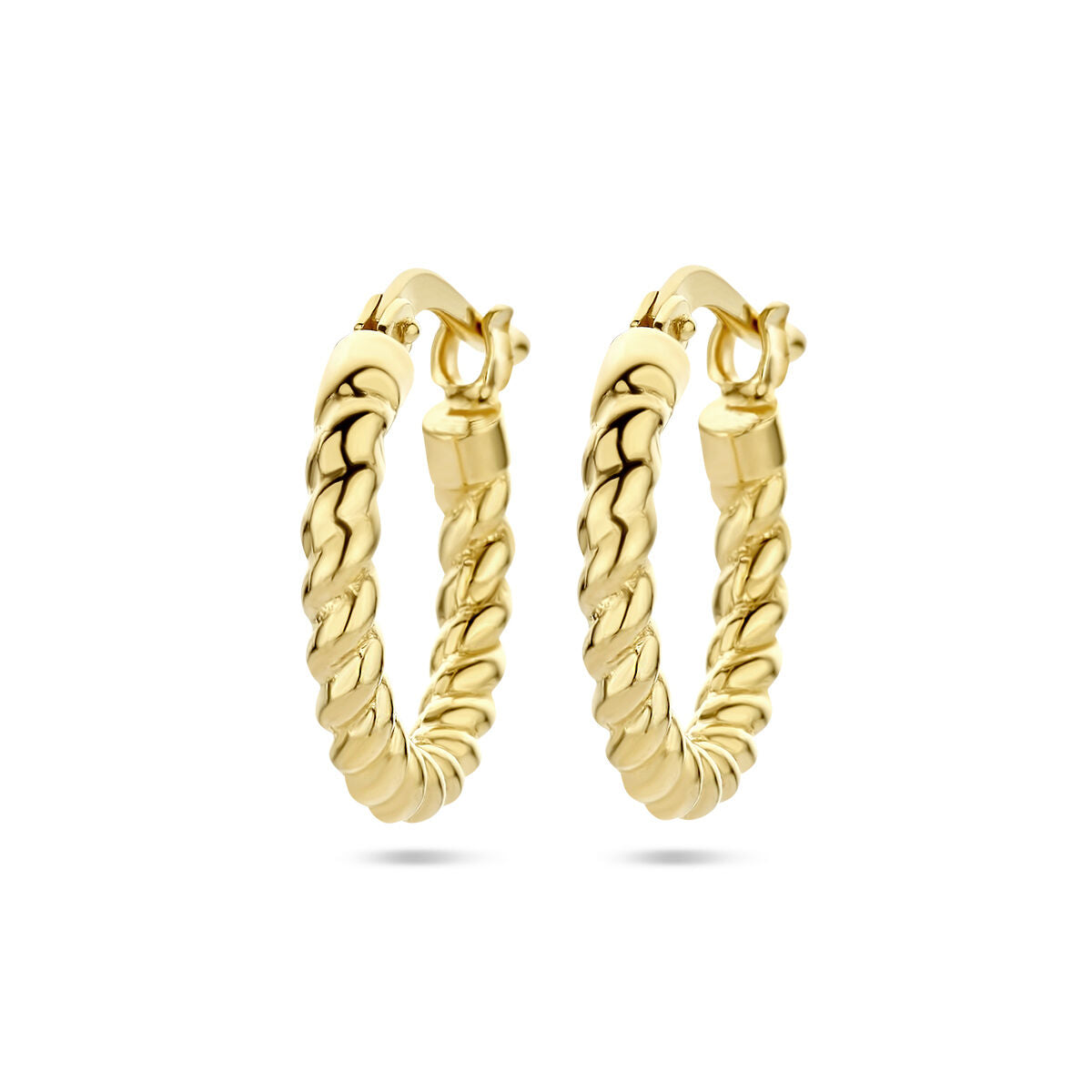 Pendientes de aro dorados con diseño de tubo retorcido de 1 micrón.