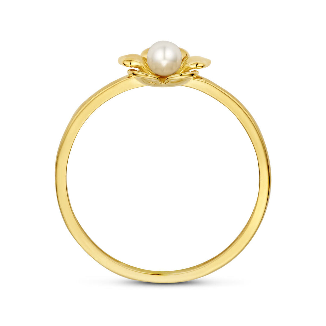 Ring bloem parel 14K geelgoud van Van der Kooij Collectie, met een enkele witte zoetwaterparel in bloemmotief, elegant van opzij getoond tegen een witte achtergrond.