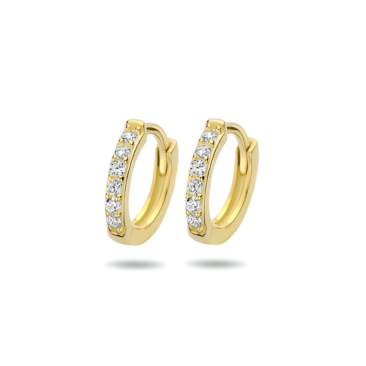 Pendientes de aro dorados con circonitas brillantes en la parte frontal.