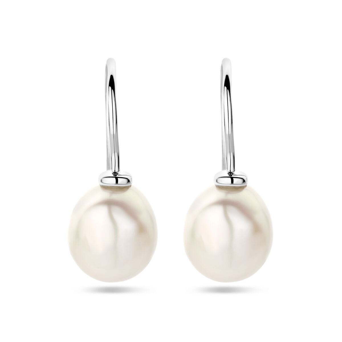 Pendientes largos de perla barroca con gancho francés en plata rodiada.