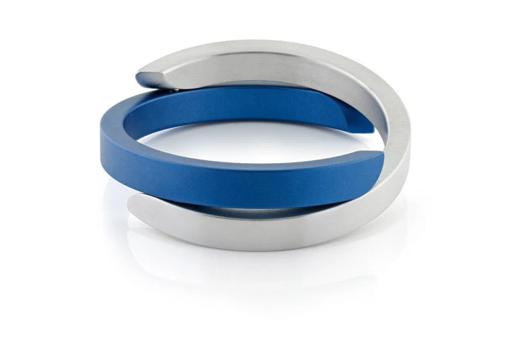 Pulsera cruzada azul mate con detalles en metal plateado.