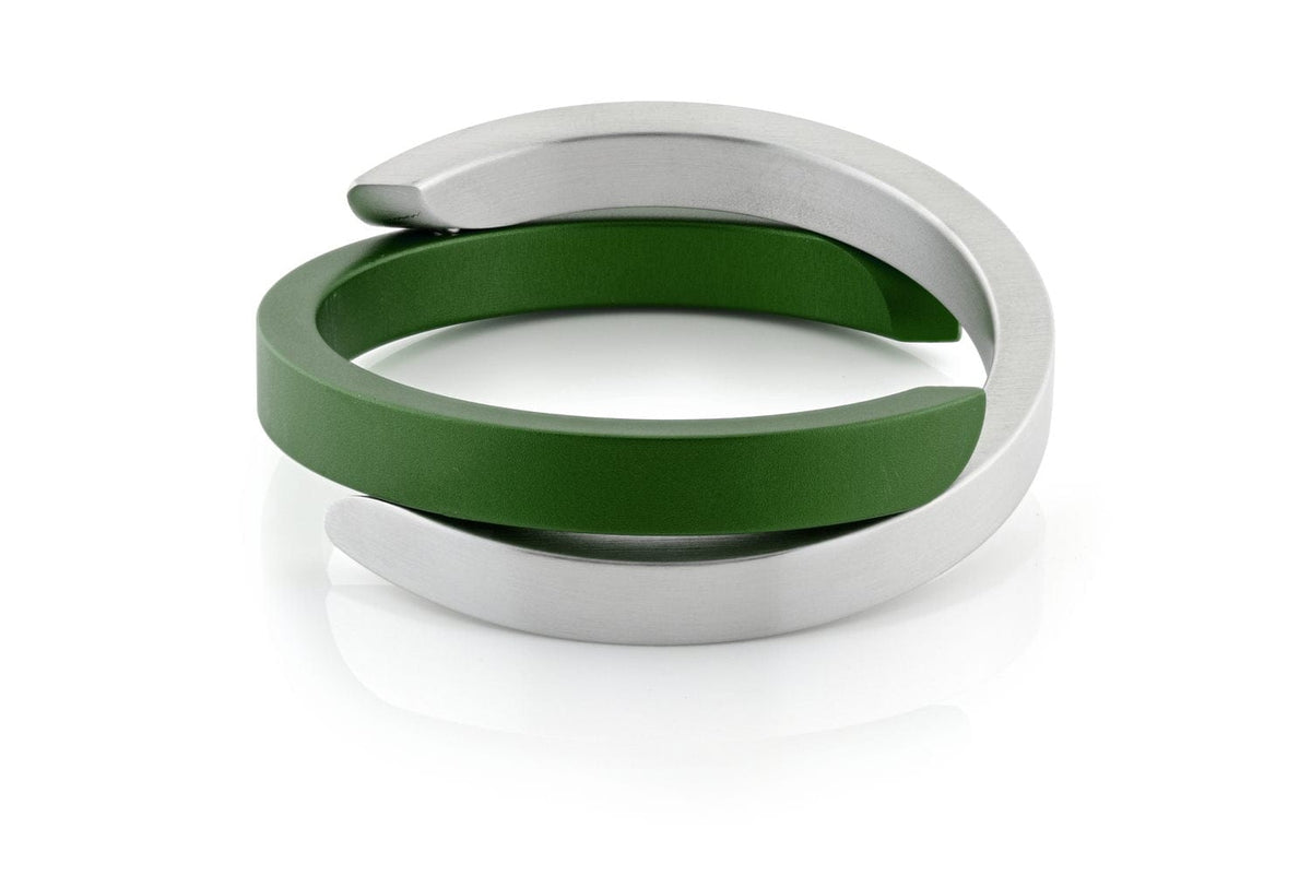 Pulsera cruzada de color verde oscuro y acabado plateado.