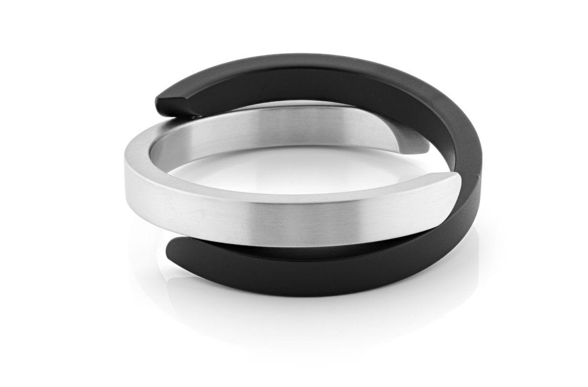 Pulsera cruzada negra y plateada con diseño moderno y acabado mate.
