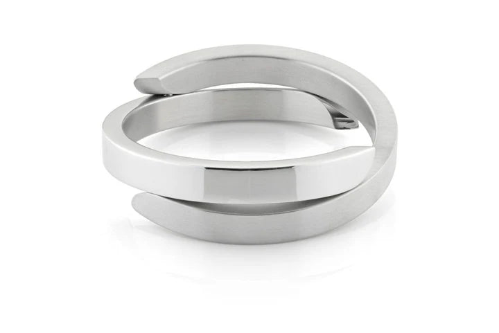 Pulsera de metal plateado con diseño cruzado y acabado mate brillante.