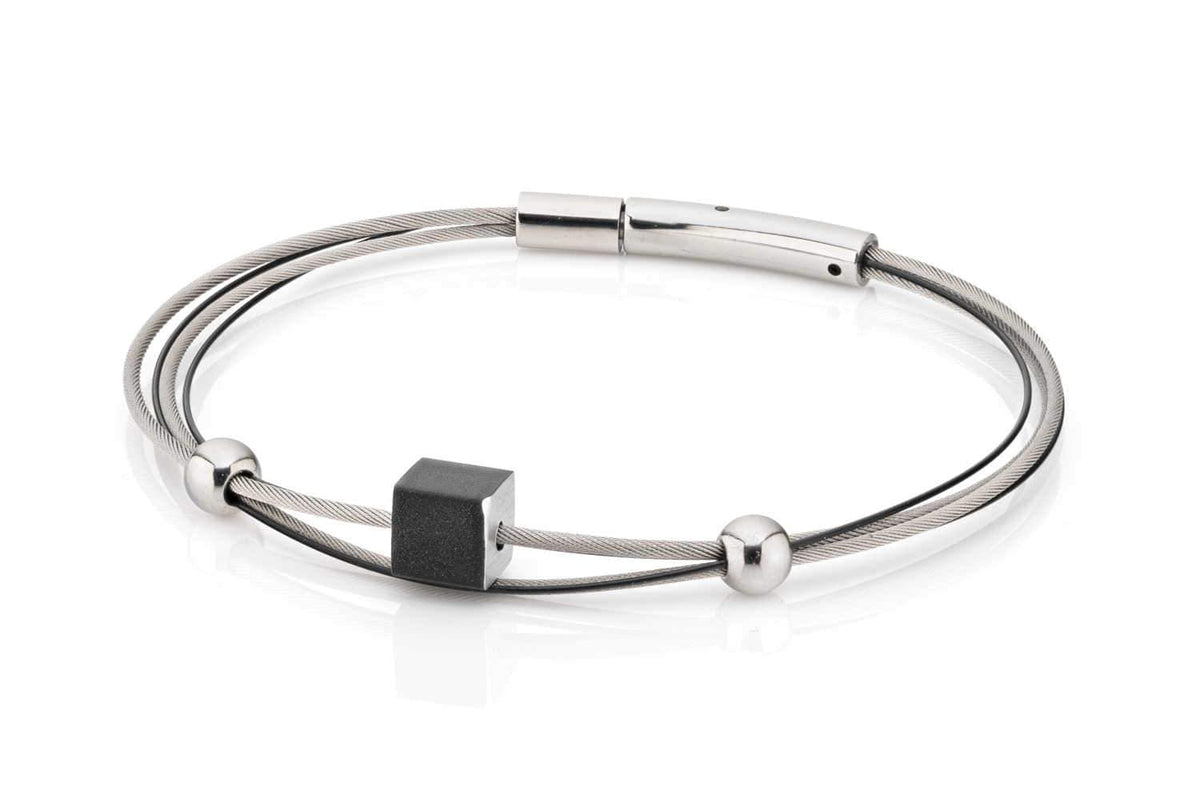 Pulsera de acero inoxidable con un cubo negro y esferas plateadas.