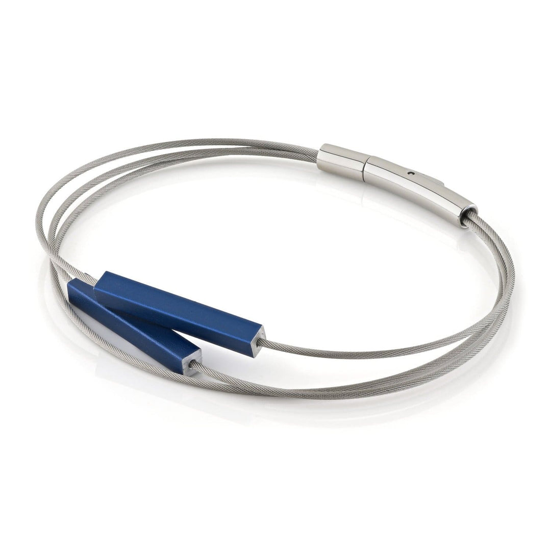 De Armband staafjes Blauw A243B van CLIC Creations is een handgemaakte ketting uit Nederland, met een strak zilveren draad met blauwe rechthoekige kralen en een moderne Bajonet Sluiting sluiting, perfect om elk eigentijds design te verfraaien.