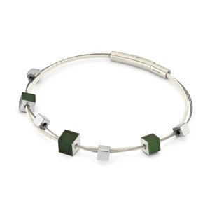 Pulsera con cubos verdes y plateados en un diseño juguetón.
