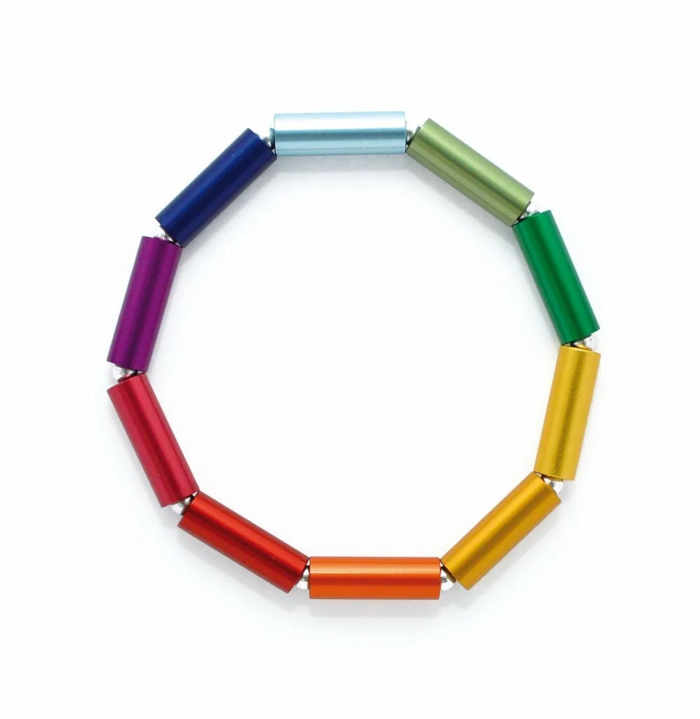 Pulsera de colores con tubos metálicos en tonos rojo, azul, verde, amarillo, púrpura y celeste.