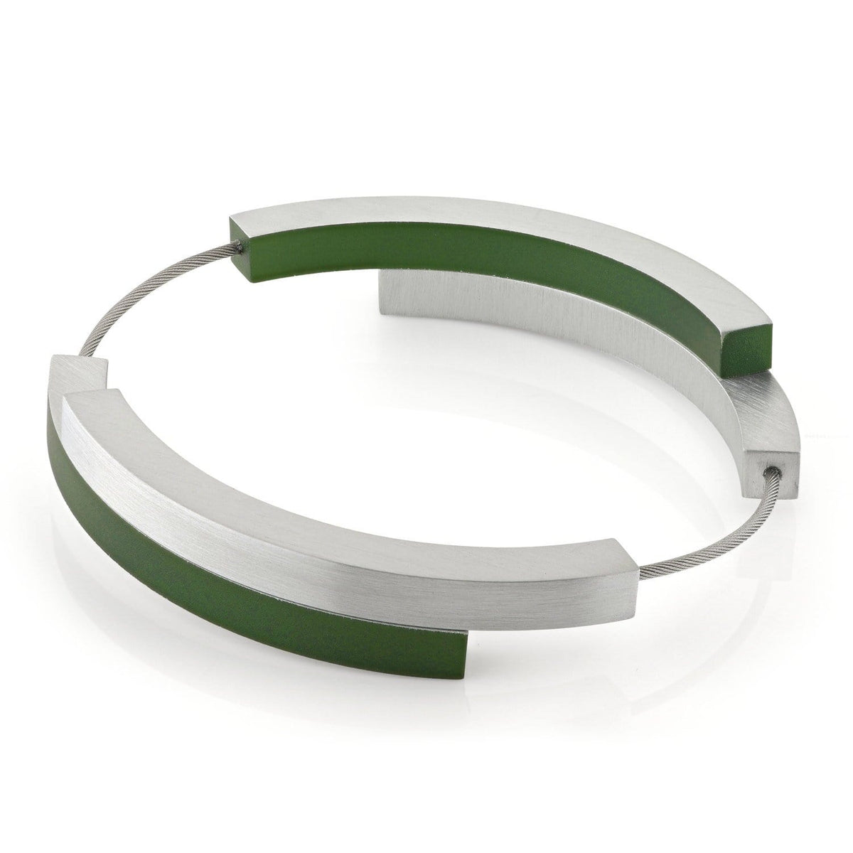 Pulsera de cuatro arcos en color verde y acabado plateado.