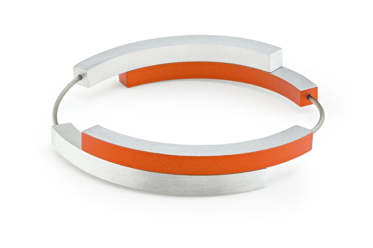 Pulsera con cuatro arcos en color naranja y detalles en plata.