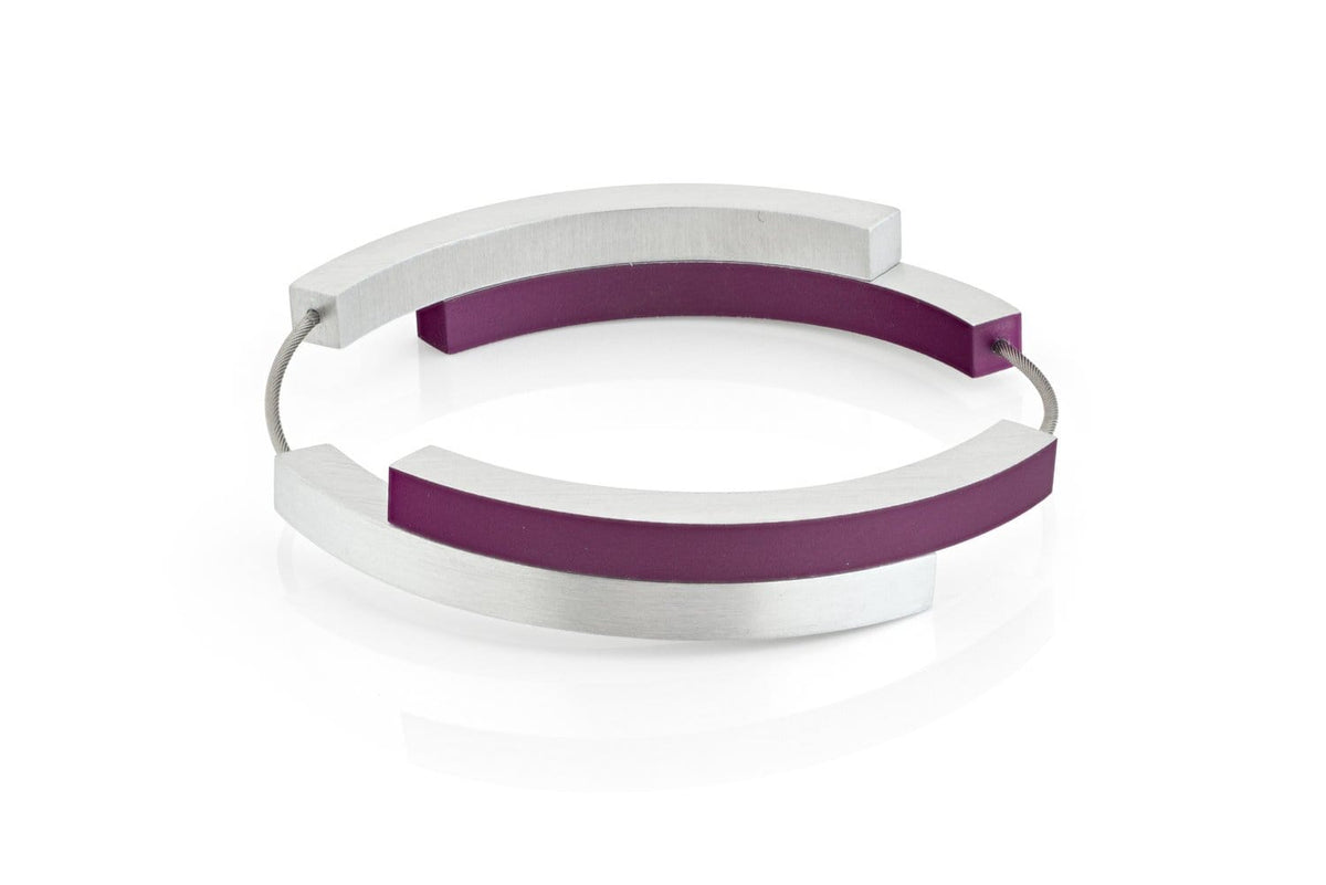 Pulsera de cuatro arcos en color púrpura y acabado plateado.
