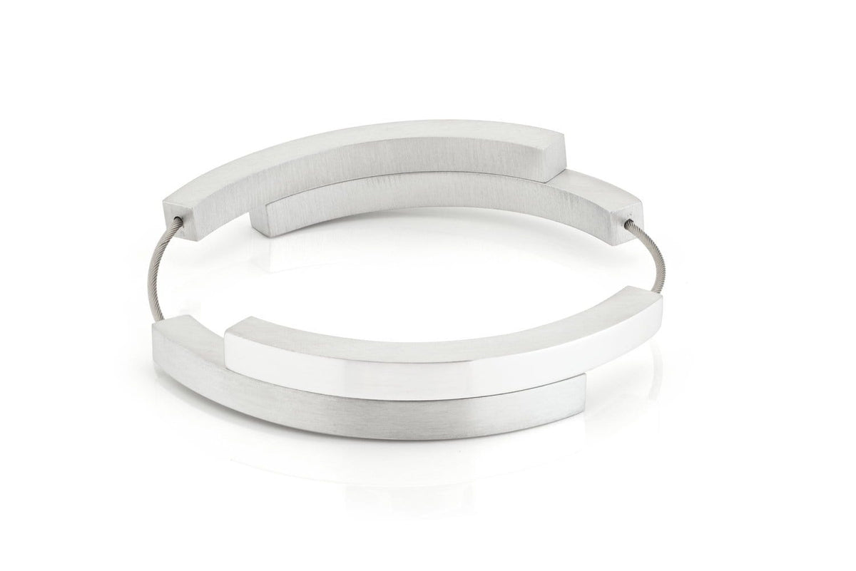 Pulsera de cuatro arcos en acabado mate y brillante, con diseño moderno en tonos plateados.