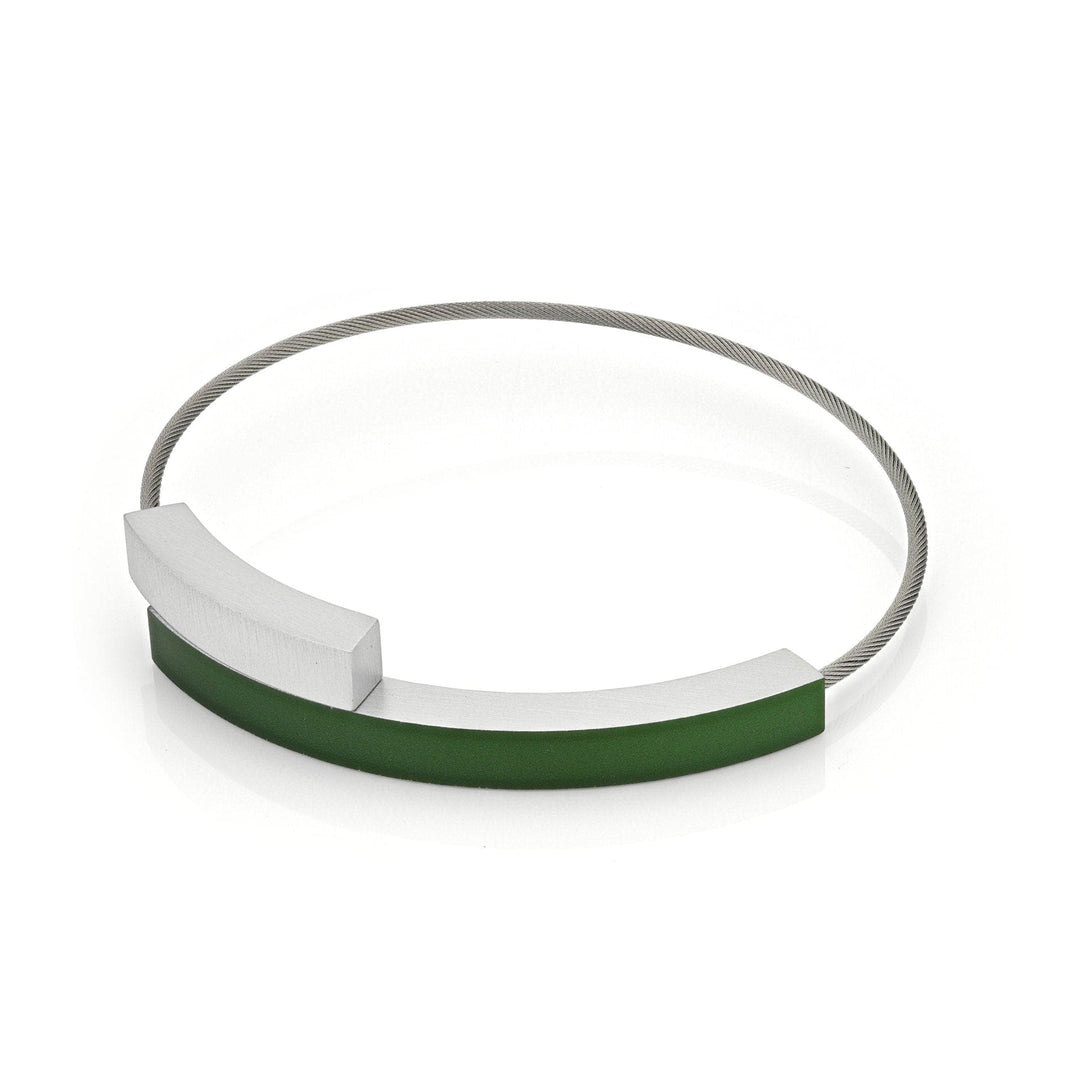De Armband Twee boogjes Groen A34GR van CLIC Creations heeft een handgemaakt minimalistisch ontwerp met een metalen draad en twee gebogen segmenten, één in geborsteld zilver en de andere in donkergroen, tegenover elkaar geplaatst. Het heeft een magnetische sluiting voor eenvoudig dragen.