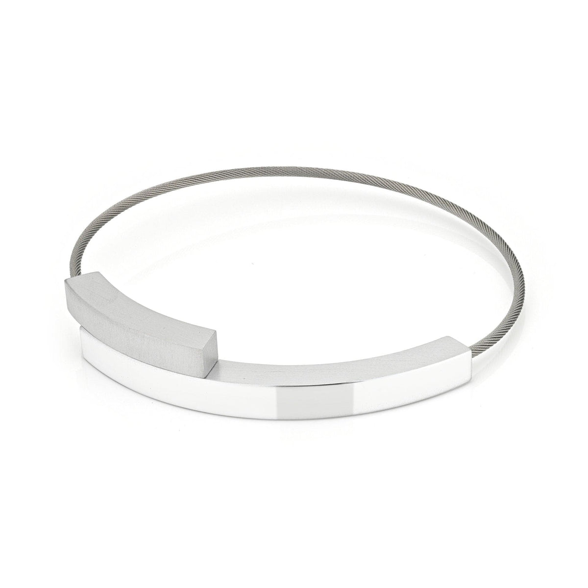 Pulsera con dos arcos en plata y cuerda delgada.