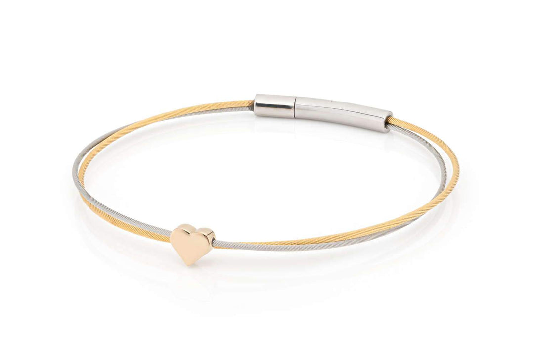 De Thinking of You ❤️ armband goud van CLIC Creations heeft verweven zilveren en gouden banden met een klein gouden hart bedeltje en een cilindrische sluiting, vervaardigd voor strakke elegantie. Handgemaakt in Nederland, het hart dient als een centraal decoratief element.
