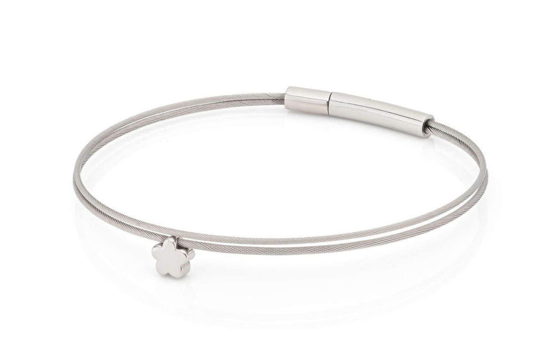 De zilverkleurige Thinking of You 🌸 armband basic van CLIC Creations heeft een strak, dun design met een bloemvormige bedel en een cilindervormige sluiting. Deze armband met bloem is handgemaakt in Nederland en is zowel elegant als vakkundig gemaakt.