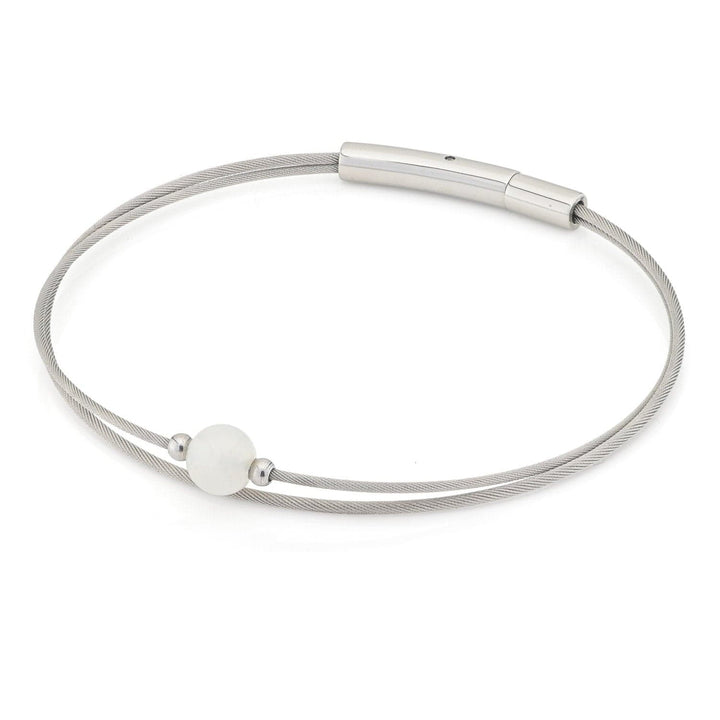 De Thinking of You Armband Maansteen A715B van CLIC Creations heeft een ontwerp van dunne zilveren edelstaaldraad met een centrale ronde witte maansteenkraal en een strakke bajonetsluiting voor een minimalistische en elegante look.