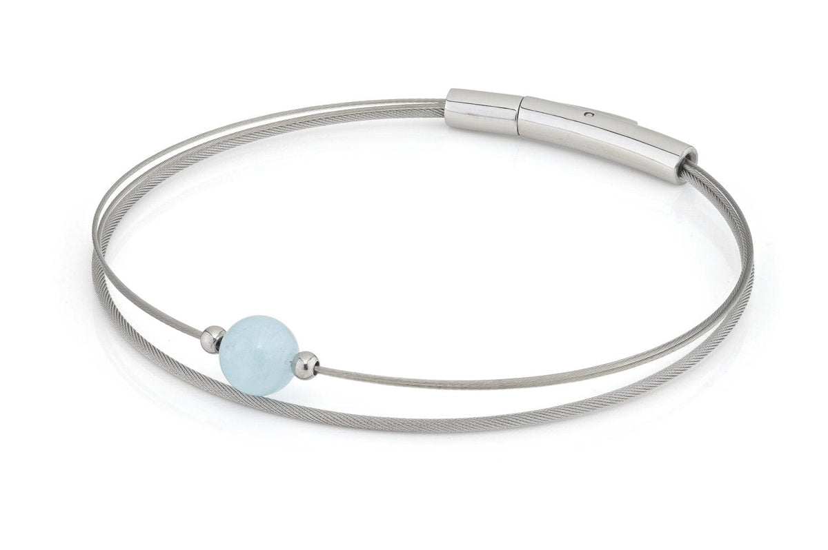 Pulsera de plata con una esfera de aquamarina y detalles en plata.