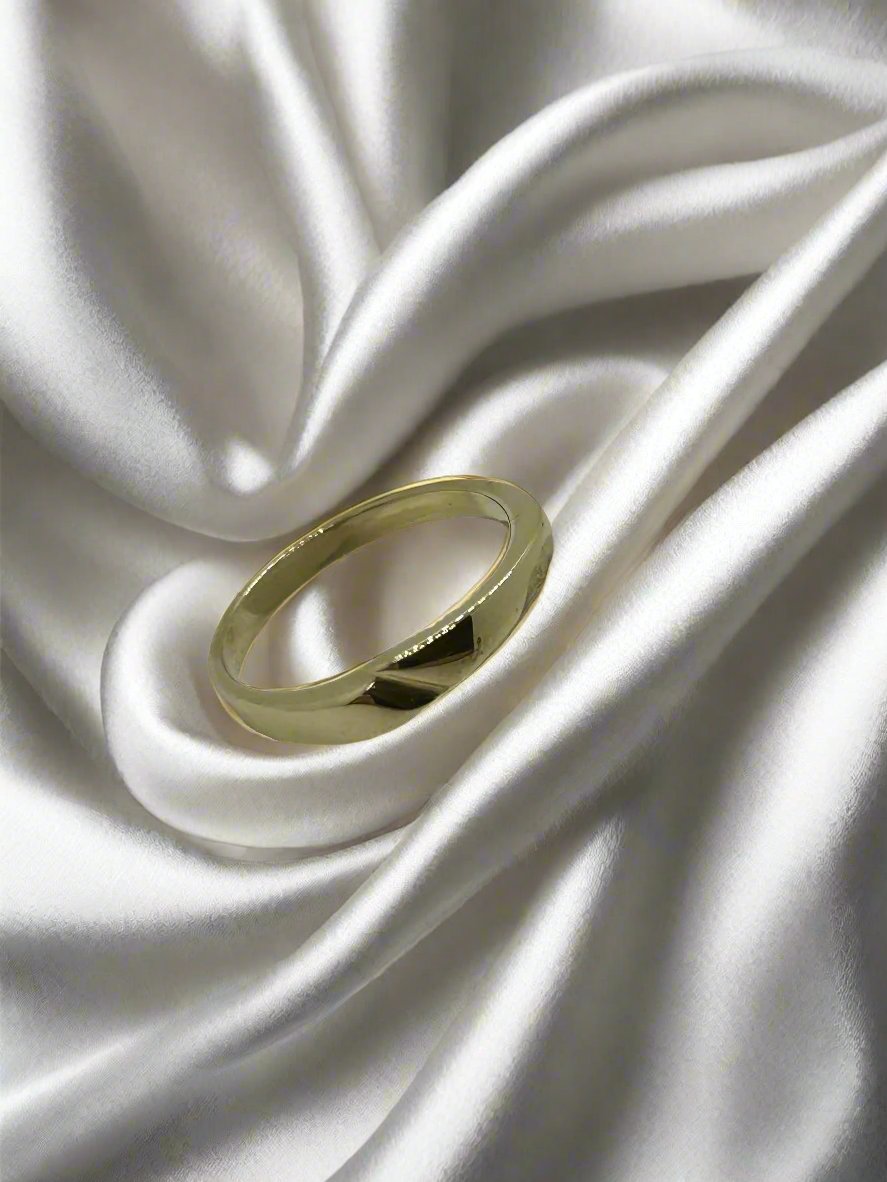 Anillo vintage de oro de 14k con un diseño liso y acabado brillante.
