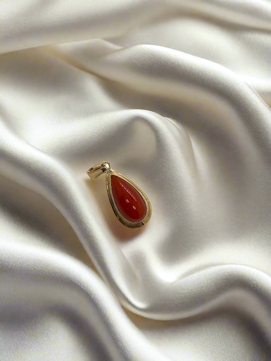 Colgante vintage de oro de 14k con forma de gota y piedra de coral rojo.