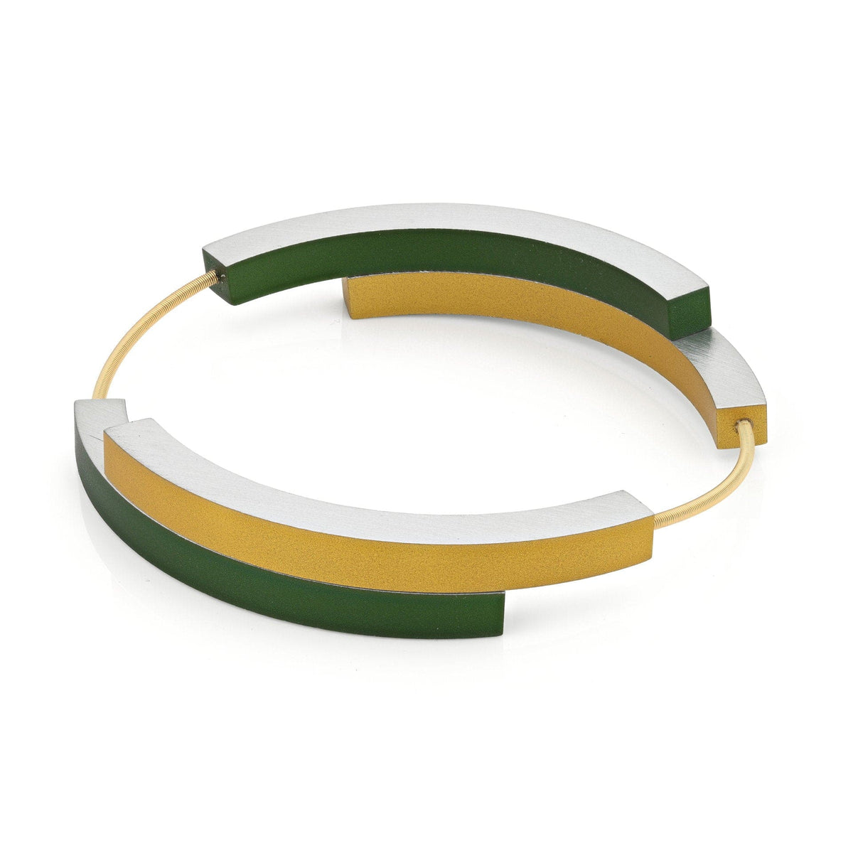 Pulsera dorada con cuatro arcos en verde y dorado, diseño moderno y minimalista.