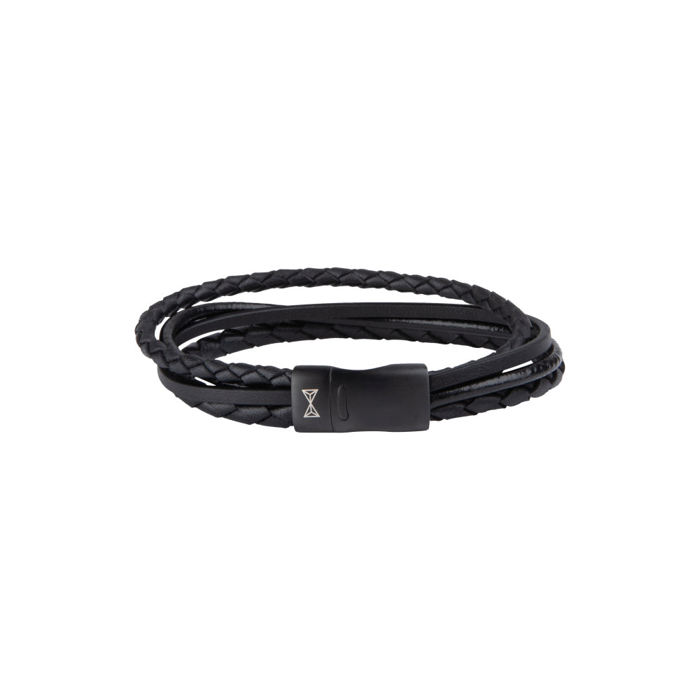De Leren armband heren - Iron Four String Black-on-Black is onderdeel van de Adventure Collection van AZE Jewels en heeft een zwart gevlochten leren design en een strakke sluiting. De opgerolde look toont een verweven stijl die minimalistische esthetiek omarmt.