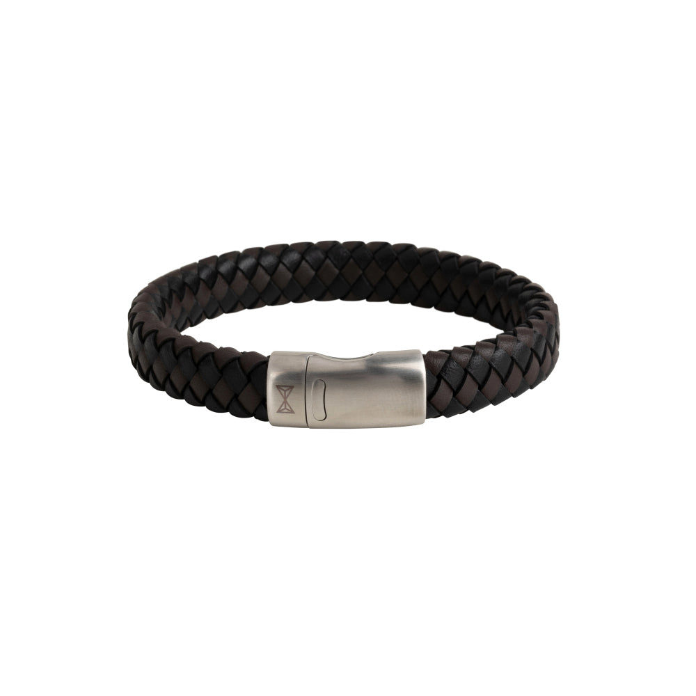 Pulsera de cuero trenzado en negro y marrón con cierre de metal plateado.