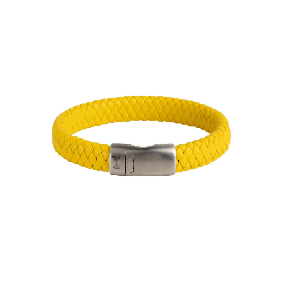 Pulsera de cuero amarilla trenzada para hombre con cierre de metal.