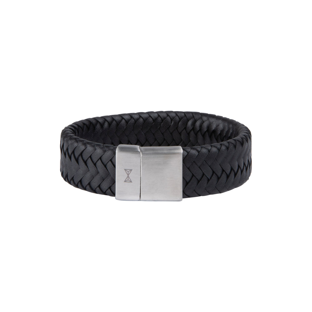 Pulsera de cuero trenzado negro con cierre metálico plateado.
