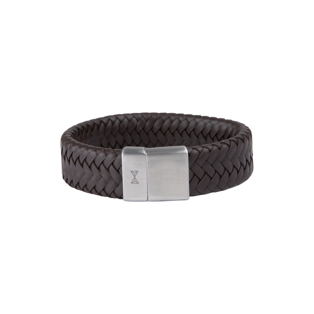 Pulsera de cuero trenzado marrón con cierre de acero inoxidable.