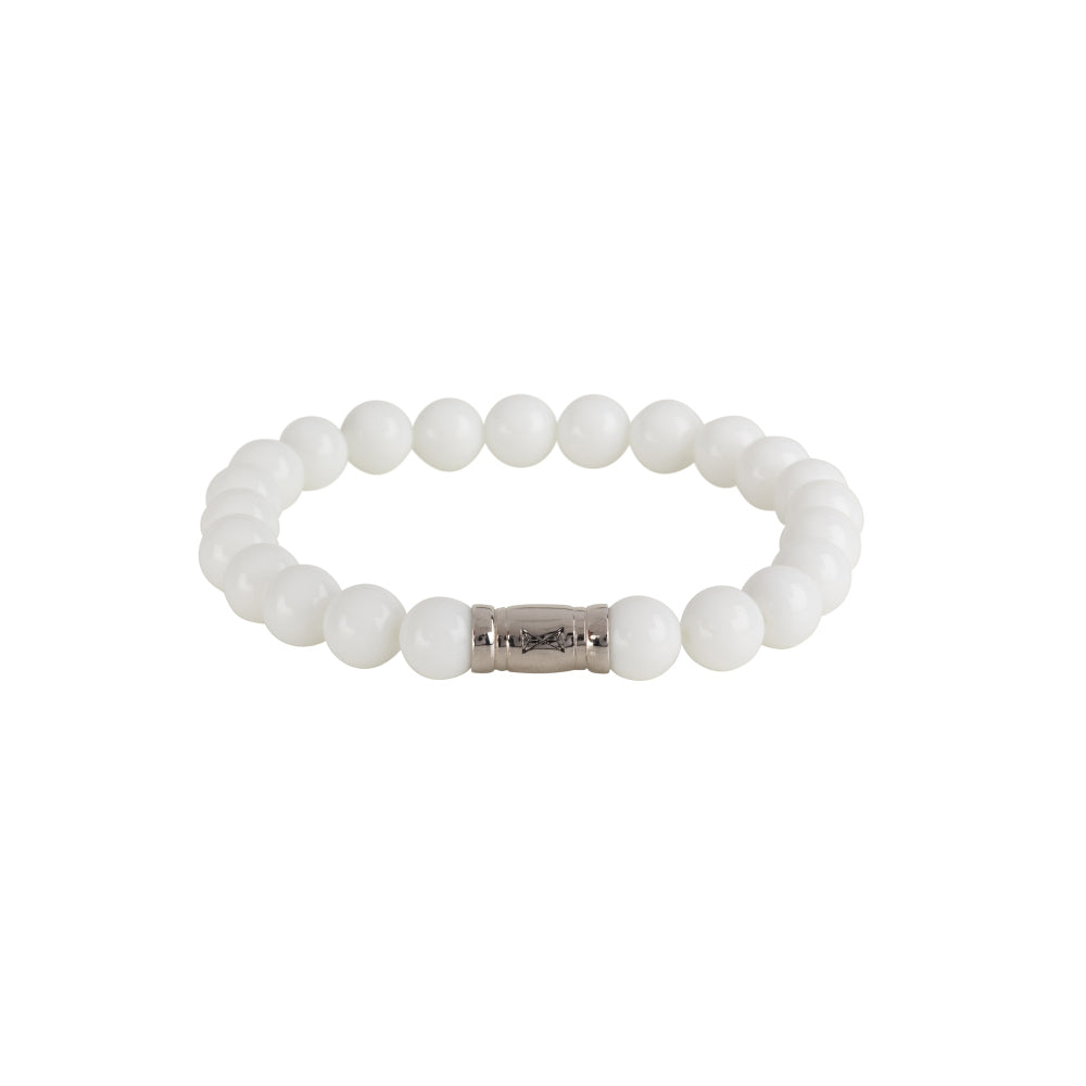 Pulsera de cuentas blancas de 8 mm con un detalle metálico en el centro.