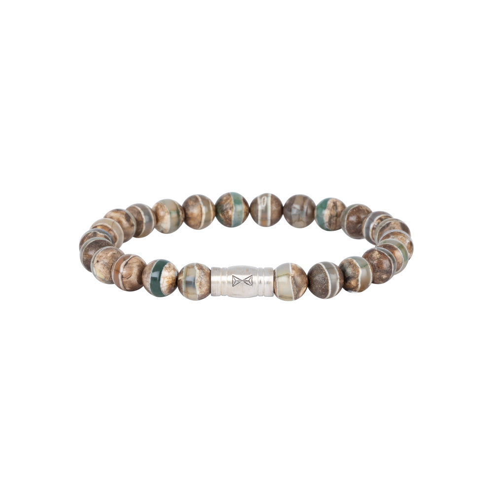 De AZE Jewels Kralen armband heren - Kunlun Mountain - 8mm heeft gepolijste bruine en groene stenen kralen die lijken op die van Kunlun Mountain, met een centrale cilindrische zilveren sluiting die eenvoudig is gegraveerd. Het wordt elegant weergegeven in een cirkel op een effen witte achtergrond.