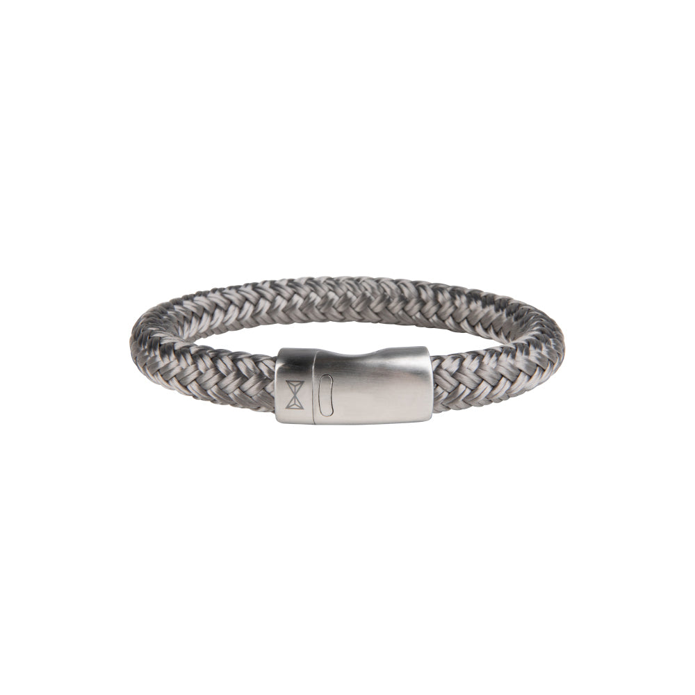 Pulsera trenzada de 8 mm en tonos plateados con cierre metálico.