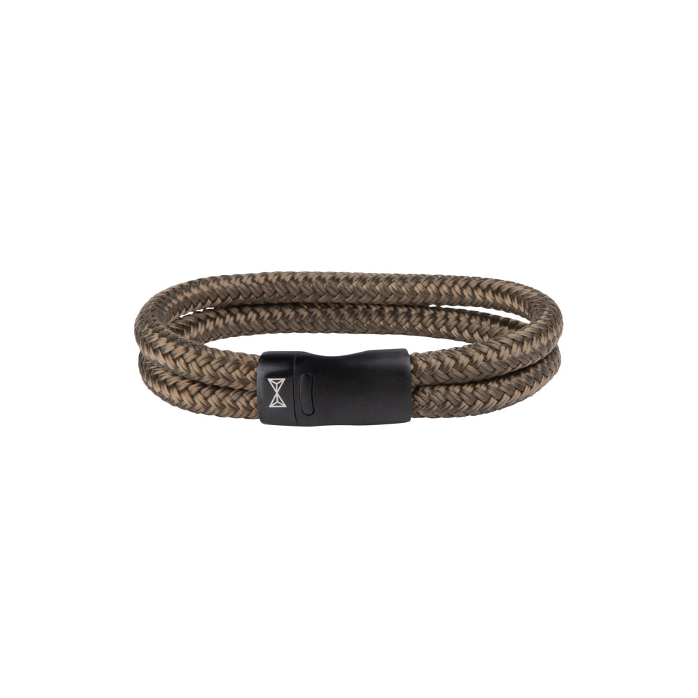 Pulsera de cuerda trenzada en tonos marrones con cierre de cuero negro.