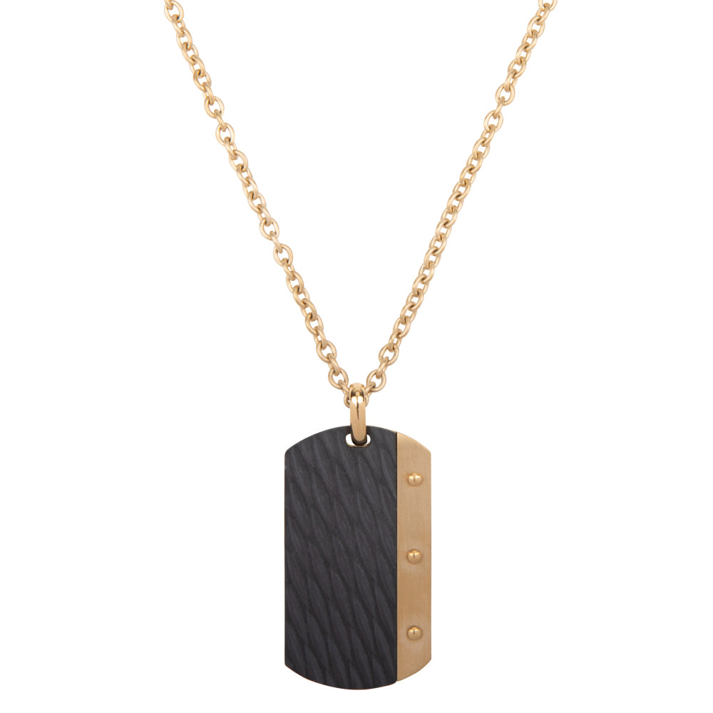 Cadena dorada con colgante dogtag negro y dorado, con detalles texturizados y tres perlas.