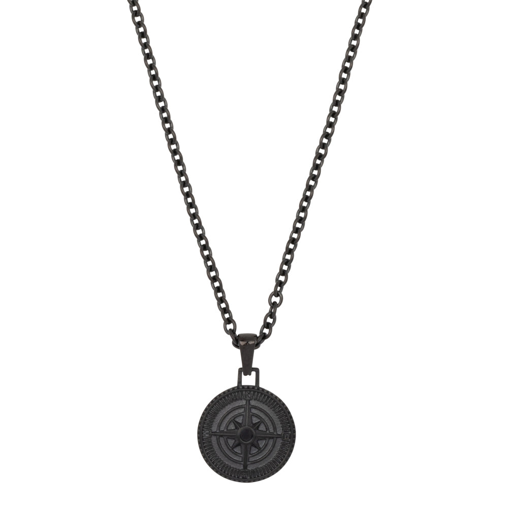 Collar negro con colgante circular de brújula en relieve y cadena de eslabones.