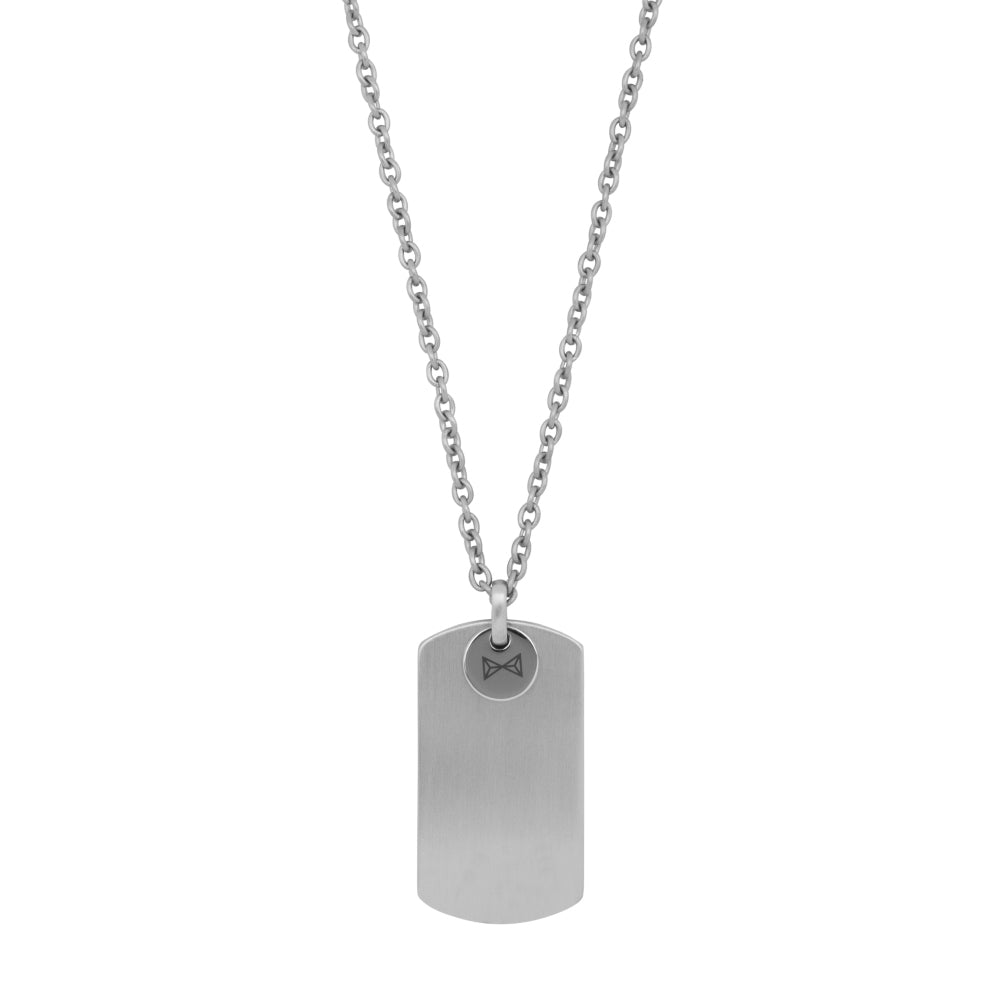 Collar de acero inoxidable con placa tipo dogtag y cadena fina en color plateado.