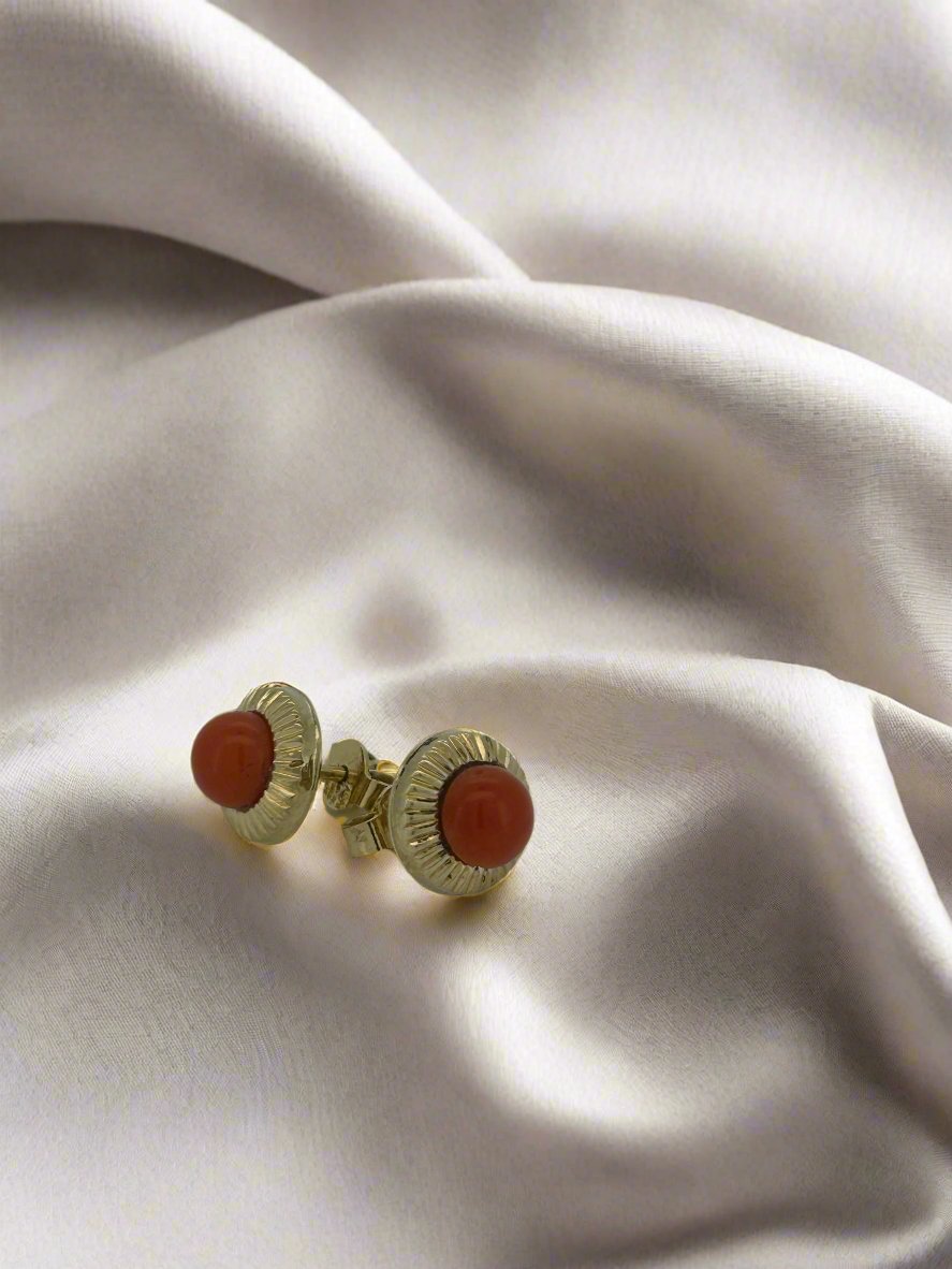 Pendientes vintage de oro de 14k con coral rojo, con un diseño redondeado y textura en la base.