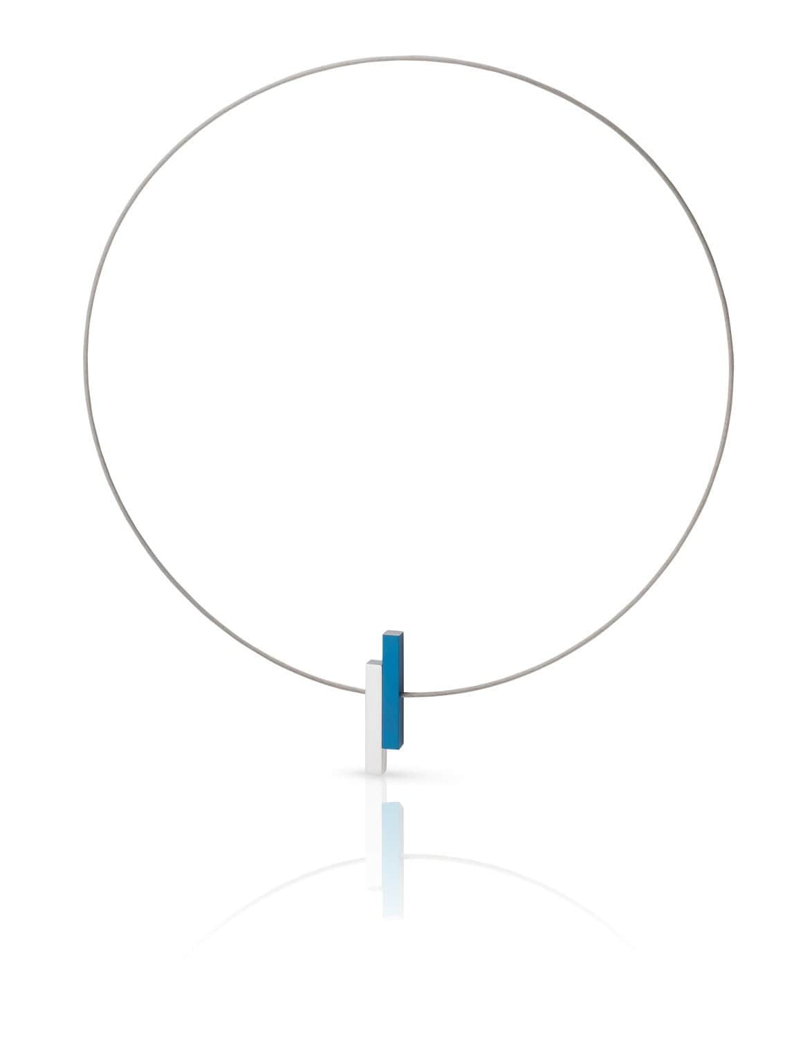 Collar con barra azul y cadena delgada de metal plateado.