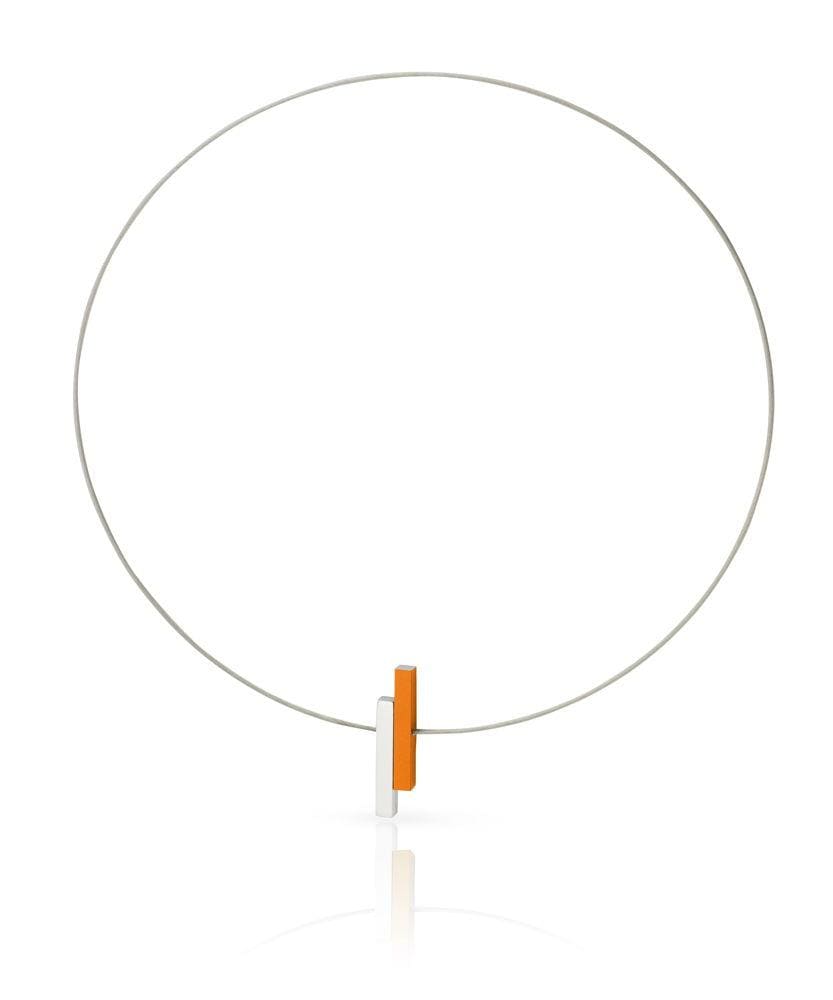 Collar con barra naranja y blanca, de diseño minimalista y forma circular.