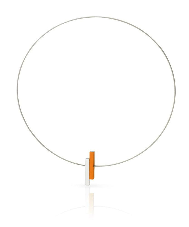 De Collier Eenvoudige staafjes Oranje C116O van CLIC Creations is een minimalistische ketting met een dunne ronde draad en een kleine oranje/witte rechthoekige hanger. Handgemaakt in Nederland, het moderne ontwerp benadrukt geometrische vormen en contrasterende kleuren, met een magnetische sluiting voor gemak.