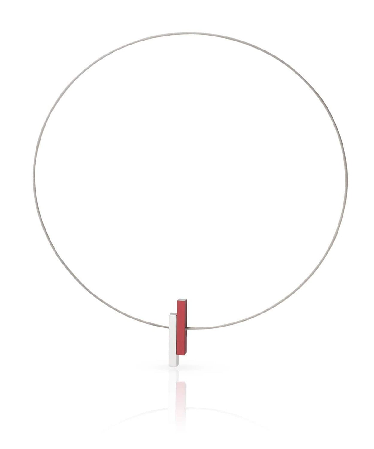 Collar con barra roja y blanca sobre un hilo metálico delgado.