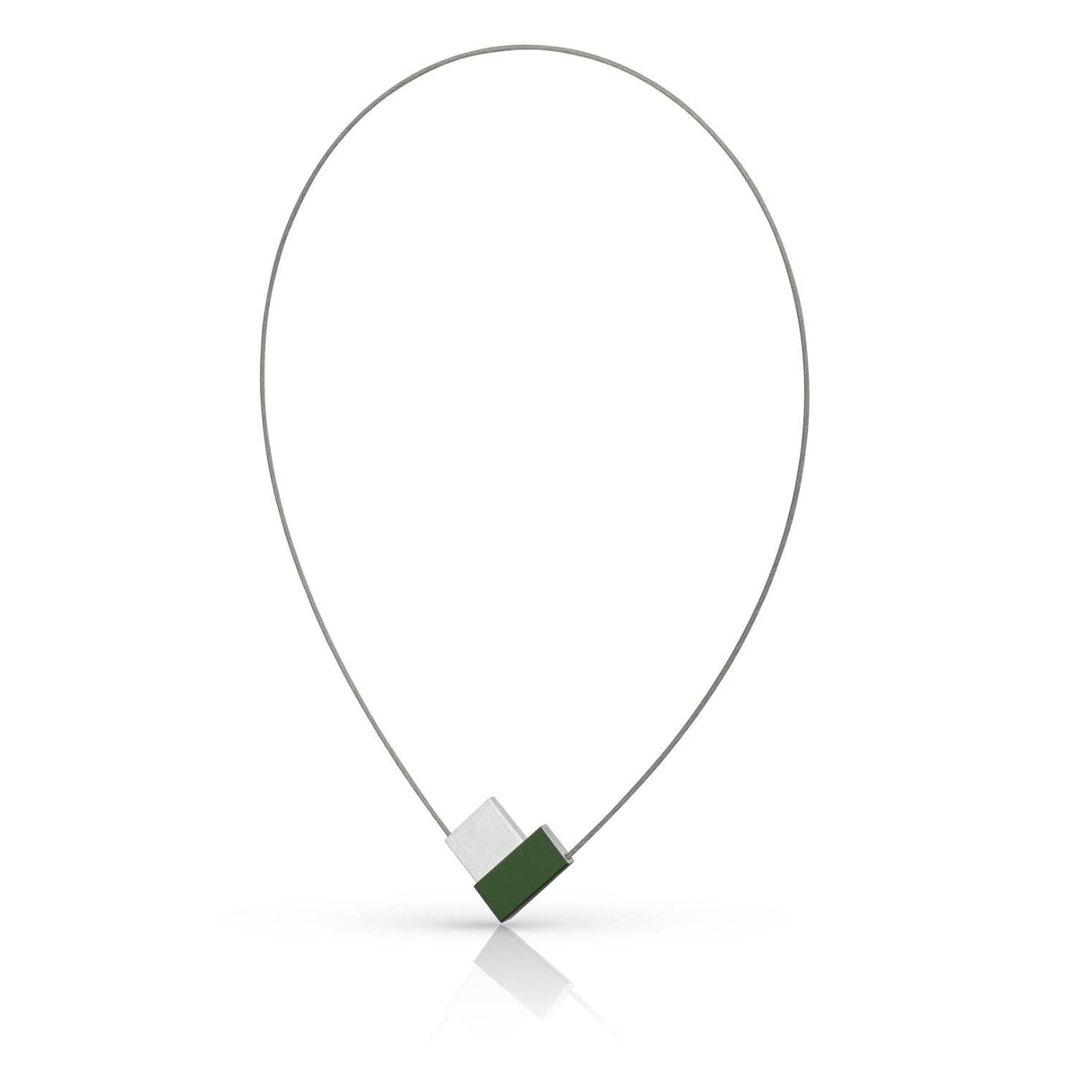 Collar en forma de V con detalle verde y blanco, sobre cadena delgada de metal.