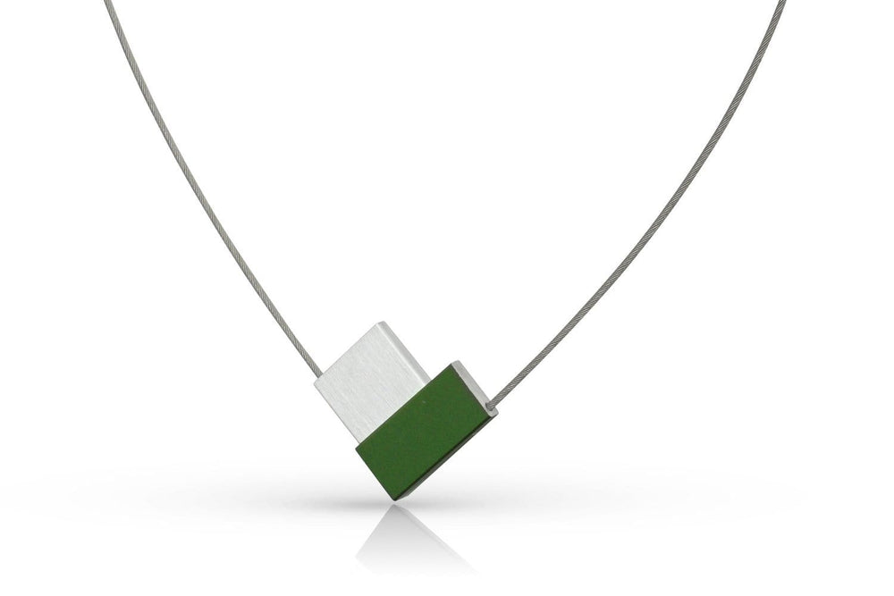 De Collier V-vorm Groen C150GR van CLIC Creations is een minimalistische ketting met een dunne metalen ketting en een uniek ontworpen hanger met overlappende zilveren en groene rechthoeken, handgemaakt in Nederland voor een moderne, strakke look.